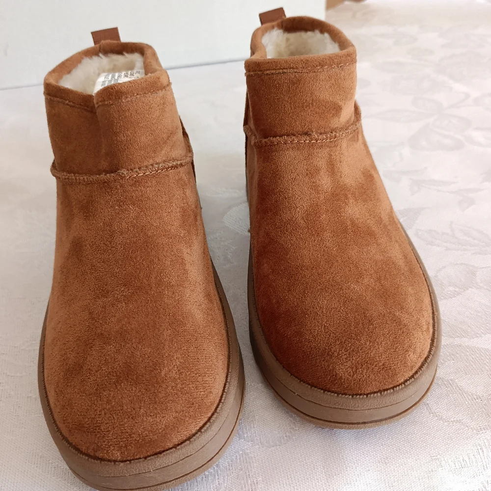 NWT Girl's size 1 Faux Suede Fur Lined Ankle Boots